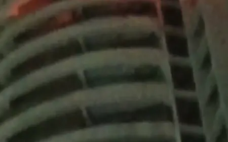 Noida News : एयर कंडीशन में ब्लास्ट से लगी आग, देर रात तक सोसाइटी में रहा भय का माहौल