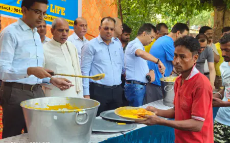 Noida News : श्रमिकों को मिलेगा निःशुल्क भोजन, नोएडा सीईओ ने भोजन बांटकर कम्युनिटी किचन का किया शुभारंभ