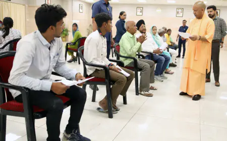 Lucknow News : मुख्यमंत्री योगी आदित्यनाथ के 'जनता दर्शन' कार्यक्रम में  फरियादियों ने सुनाई अपनी पीड़ा