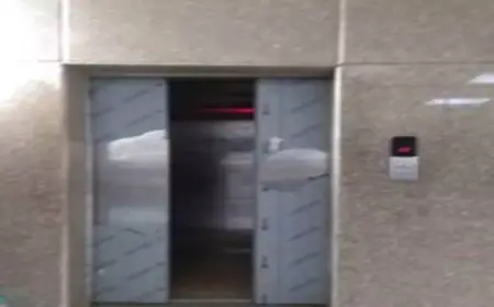 Noida News : बुजुर्ग महिला और 2 साल का बच्चा लिफ्ट में डेढ़ घंटे तक फंसे