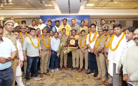 Greater Noida News : ग्रेटर नोएडा में व्यापारियों ने पुलिस कर्मियों को किया सम्मानित