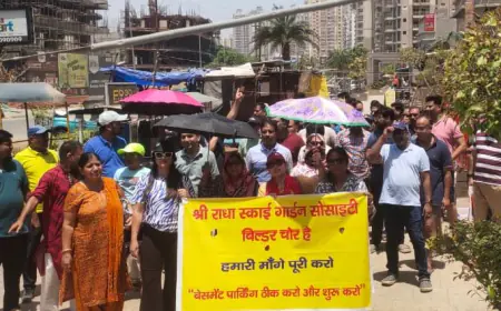 Greater Noida News : चिलचिलाती धूप में ग्रेनो वेस्ट की सोसायटी में निवासियों ने लगाए बिल्डर चोर है के नारे, किया प्रदर्शन