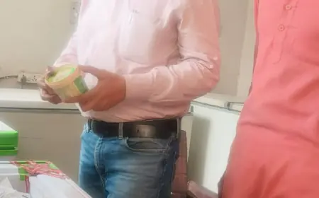 Noida News : देश के मदर डेयरी समेत नामी ब्रांडों के 17 आइसक्रीम के नमूने जांच के लिए प्रयोगशाला भेजा, दुकानदारों में हड़कंप