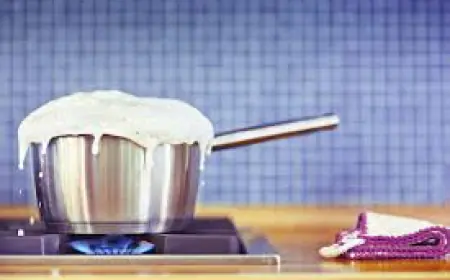 Noida News : नोएडा में लिविंग रिलेशन में रहने वाली दो बच्चों की माँ ने प्रेमी की बातों से नाराज होकर डाल दिया खौलता दूध