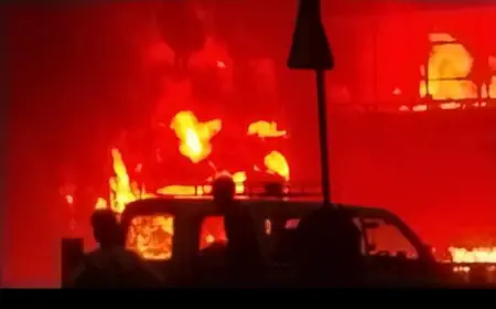 Noida News : पेट्रोल पंप के पास स्थित दुकान में लगी भयंकर आग, लाखों रुपए का सामान जलकर खाक