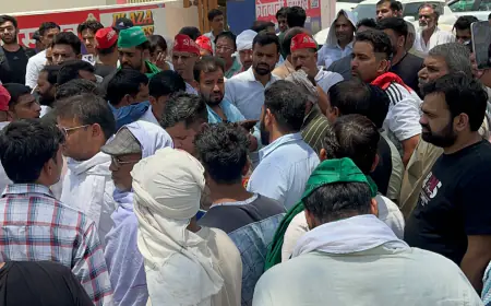 Greater Noida News : ग्रेटर नोएडा प्राधिकरण की अतिक्रमण हटाओ टीम पर पथराव, किसान का सिर फूटा, थाने का घेराव