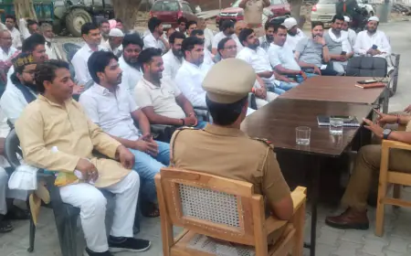 Noida News : बकरीद को लेकर पुलिस अधिकारियों ने धर्मगुरुओं के साथ की मीटिंग