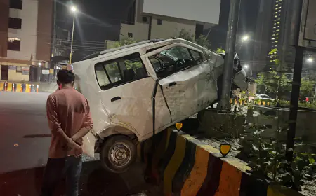 Noida News : अनियंत्रित कार डिवाइडर पर चढ़ी, दो घायल ,एक की मौत