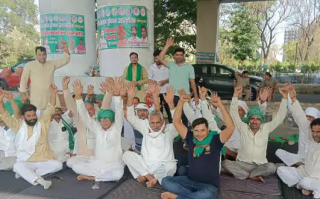 Greater Noida News : दलाल और प्राधिकरण अधिकारियों की मिलीभगत से किसान 15 वर्षों से अपने हक से वंचित, 10वें दिन भी धरना जारी