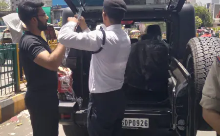 Noida News : निजी वाहनों पर उत्तर प्रदेश और भारत सरकार लिखवाने वालों की शामत, पुलिस ने काटे चालान