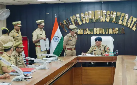 Noida News : हेल्पडेस्क पर तैनात पुलिसकर्मियों के साथ एडीसीपी ने की मीटिंग