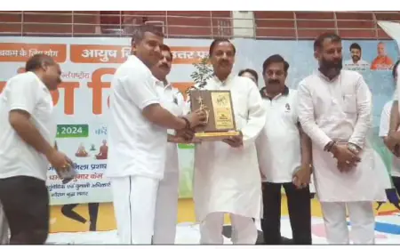 International Yoga Day : अंतरराष्ट्रीय योग दिवस पर नोएडा स्टेडियम में हजारों लोगों ने एक साथ किया योग