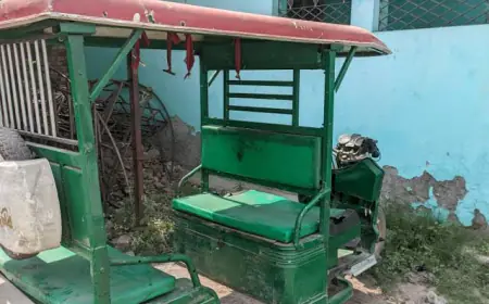 Noida News : ई-रिक्शा से दो बैटरी चोरी