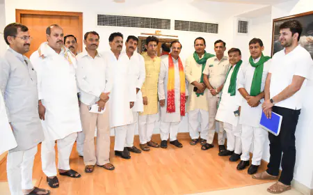 Noida News : किसानों ने डा. महेश शर्मा को भेंट किया फूलों का गुलदस्ता, जीत की दी बधाई, किसानों की समस्याओं से कराया अवगत