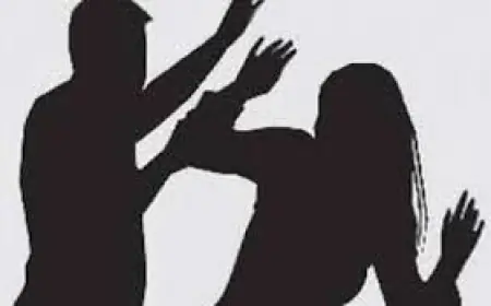 Noida News : मकान मालिक के बेटे ने चोरी का विरोध करने पर युवती को सरेबाजार पीटा