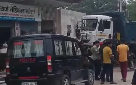 Greater Noida News : अनियंत्रित डंपर के टकराने से टूटी घर की दीवार