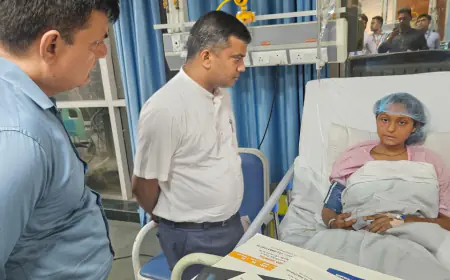 Greater Noida News : नोएडा में निर्माणाधीन मकान की दीवार गिरने से घायल बच्चों को देखने अस्पताल पहुंचे जिलाधिकारी