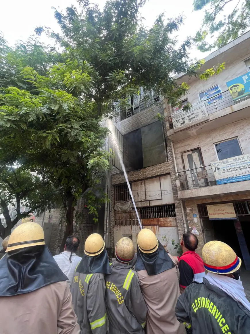 Noida News : फैक्ट्री में लगी आग