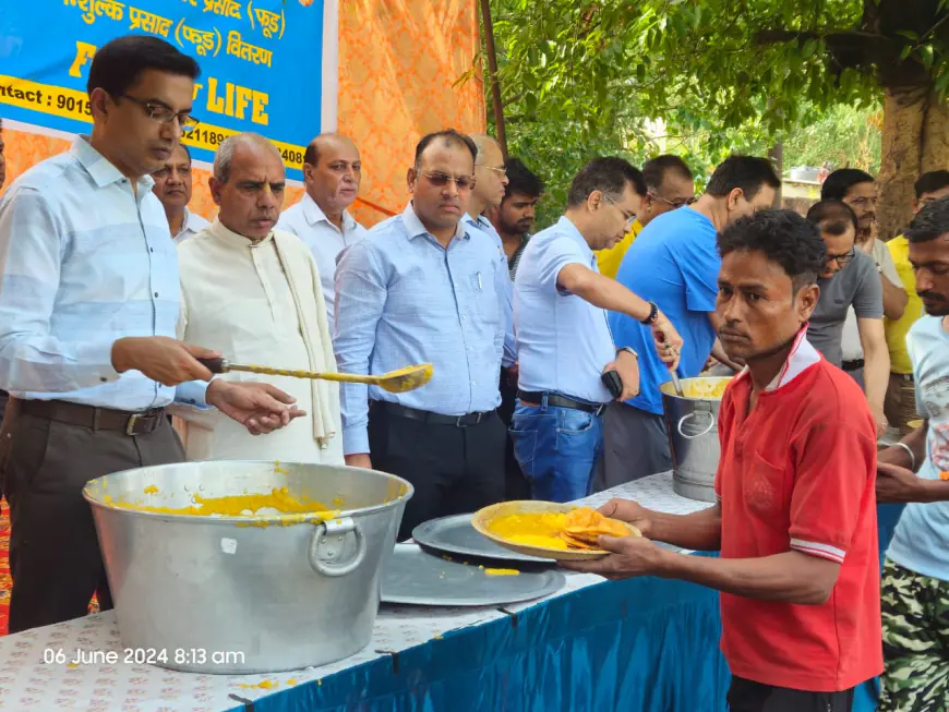 Noida News : श्रमिकों को मिलेगा निःशुल्क भोजन, नोएडा सीईओ ने भोजन बांटकर कम्युनिटी किचन का किया शुभारंभ