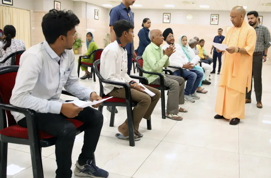 Lucknow News : मुख्यमंत्री योगी आदित्यनाथ के 'जनता दर्शन' कार्यक्रम में  फरियादियों ने सुनाई अपनी पीड़ा