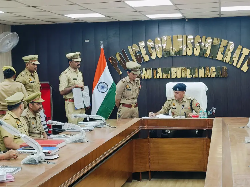 Noida News : हेल्पडेस्क पर तैनात पुलिसकर्मियों के साथ एडीसीपी ने की मीटिंग