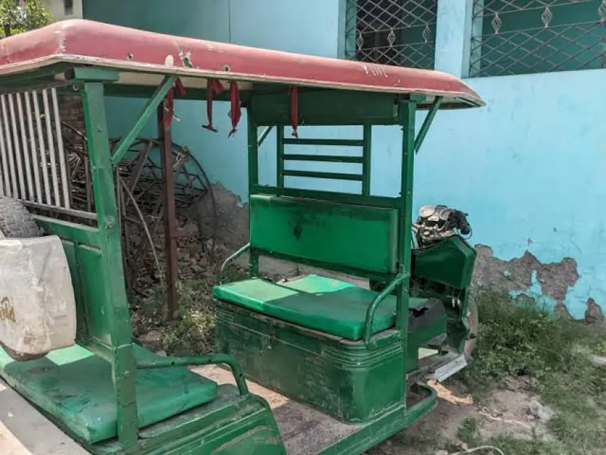 Noida News : ई-रिक्शा से दो बैटरी चोरी