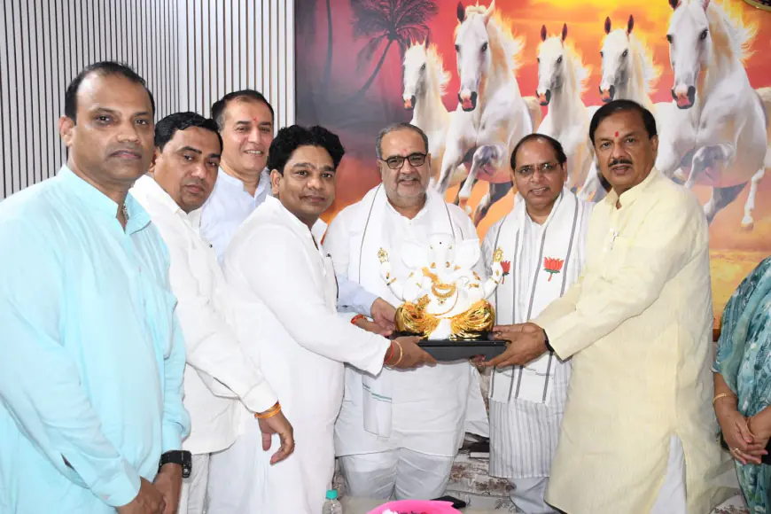 Noida News : भाजपा प्रदेश अध्यक्ष भूपेन्द्र चौधरी ने सांसद डॉ महेश शर्मा व कार्यकर्ताओं के साथ सुनीं पीएम नरेंद्र मोदी की मन की बात