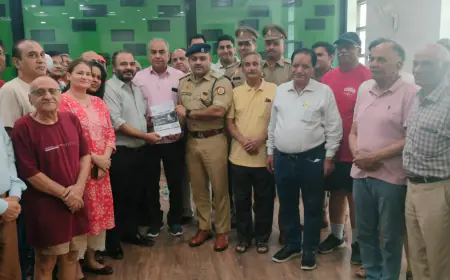 Noida News : पुलिस अधिकारियों ने की लोटस बुलेवार्ड सोसायटी में बैठक, निवासियों को दी नये कानून की जानकारी