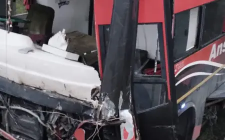 Greater Noida News : टूरिस्ट बस  और ट्रैक्टर में सीधी टक्कर, 18 घायल