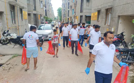 Noida News : महादेव अपार्टमेंट के निवासियों ने चलाया स्वच्छता व सुरक्षा जागरूकता अभियान