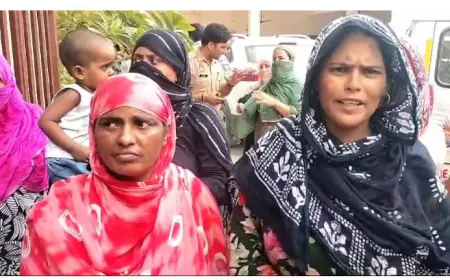 Noida News : थाने पर महिलाओं ने किया प्रदर्शन, लापता किशोरों को तलाशने की मांग