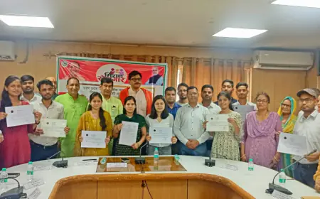 Greater Noida News : जिला मुख्यालय पर 12 लेखपालों को मिला नियुक्ति पत्र, सीएम के कार्यक्रम का हुआ सजीव प्रसारण