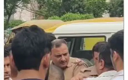 Noida News : दो गाड़ियों के आपस में टच करने पर बीच सड़क पर चले लात-घूंसे