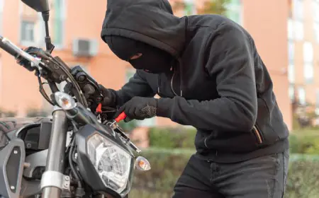 Noida News : बदमाशों ने कार व 9 दोपहिया वाहन किया चोरी