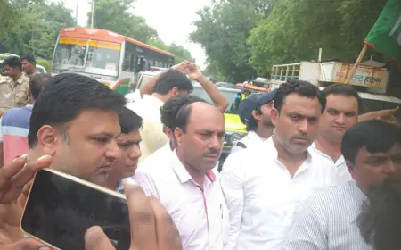 Noida News : कांग्रेसियों ने प्रदर्शन कर भाजपा के खिलाफ की नारेबाजी, पुतला दहन पुलिस ने रोका