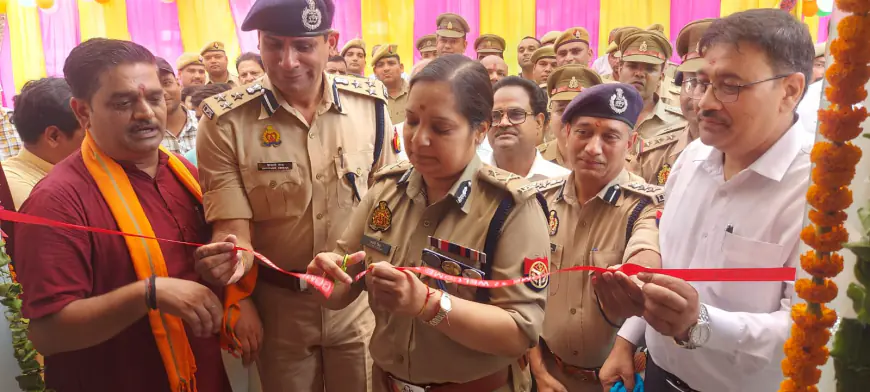 Noida News : पुलिस आयुक्त ने किया थाना प्रभारी के नवनिर्मित कक्ष का उद्घाटन