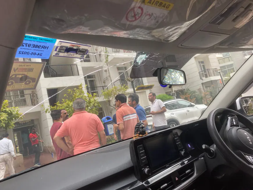 Noida News : सॉफ्टवेयर इंजीनियर की कार पर बदमाशों ने चलाई गोली, कार का शीशा टूटा, सोसायटी में दहशत