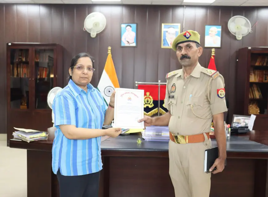 Noida News : नाले में गिरे व्यक्ति की जान बचाने वाले चौकी प्रभारी को पुलिस कमिश्नर ने किया सम्मानित