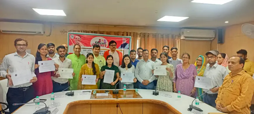 Greater Noida News : जिला मुख्यालय पर 12 लेखपालों को मिला नियुक्ति पत्र, सीएम के कार्यक्रम का हुआ सजीव प्रसारण