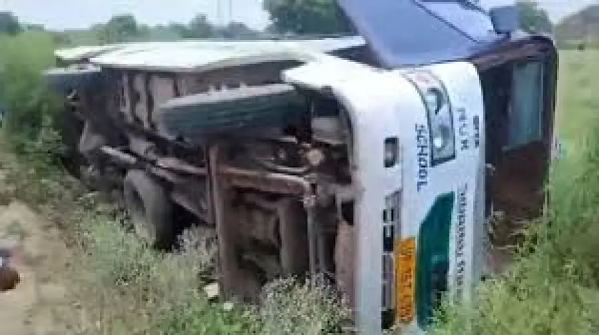 Greater Noida News : लक्ष्मी पब्लिक स्कूल की बस पलटी, कई बच्चे घायल