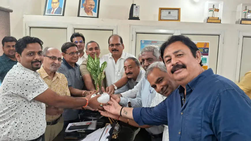 Noida News : अधीक्षण अभियंता से मिला एनईए का प्रतिनिधिमण्डल