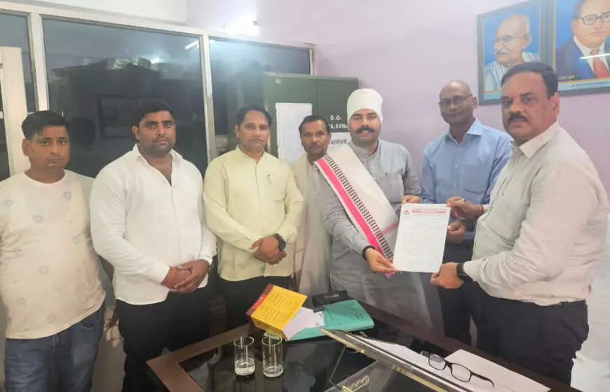 Greater Noida News : मिलावटी खाद्य पदार्थ बेचने वाले प्रतिष्ठानों पर हो कार्यवाही, ज्ञापन सौंपा