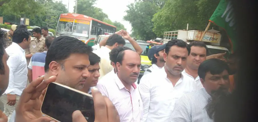 Noida News : कांग्रेसियों ने प्रदर्शन कर भाजपा के खिलाफ की नारेबाजी, पुतला दहन पुलिस ने रोका