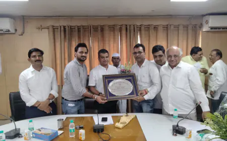 Greater Noida News : डीएम को व्यापारियों ने भामाशाह सम्मान-2024 मोमेंटो किया भेंट