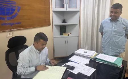 Noida News : डीएम ने प्रदूषण विभाग के क्षेत्रीय कार्यालय का किया औचक निरीक्षण