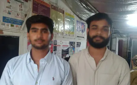 Noida News : सड़क पर दौड़ती कार के बाहर युवकों ने लहराई पिस्टल, दो गिरफ्तार