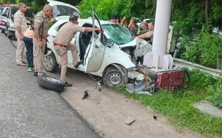 Noida News : अनियंत्रित कार यूनीपोल से टकराई, तीन छात्रों की मौत