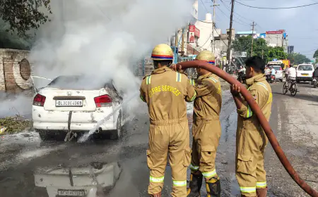 Greater Noida News : सड़क पर चलती हुई कार मे लगी आग