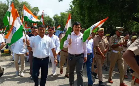 Noida News : स्कूली छात्रों के हर घर तिरंगा यात्रा में शामिल हुए जिलाधिकारी