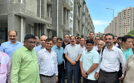 Noida News : यीडा के आवंटी बिजली की समस्या से थे ग्रसित, बहाना बनाने पर सीईओ ने एसडीओ को नियमों का पढ़ाया पाठ 